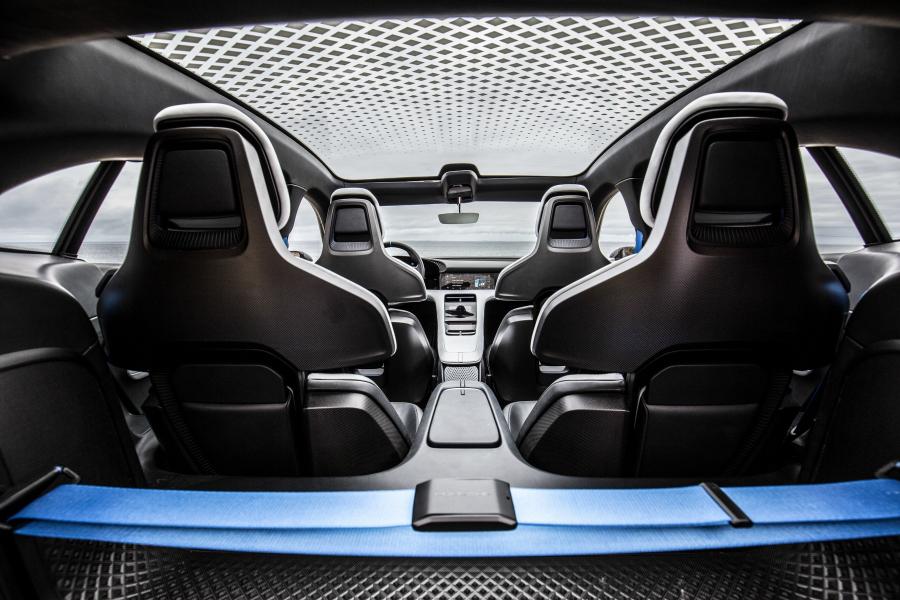 Интерьер Porsche Mission E Cross Turismo 2018 года  (фото 65 из 66)